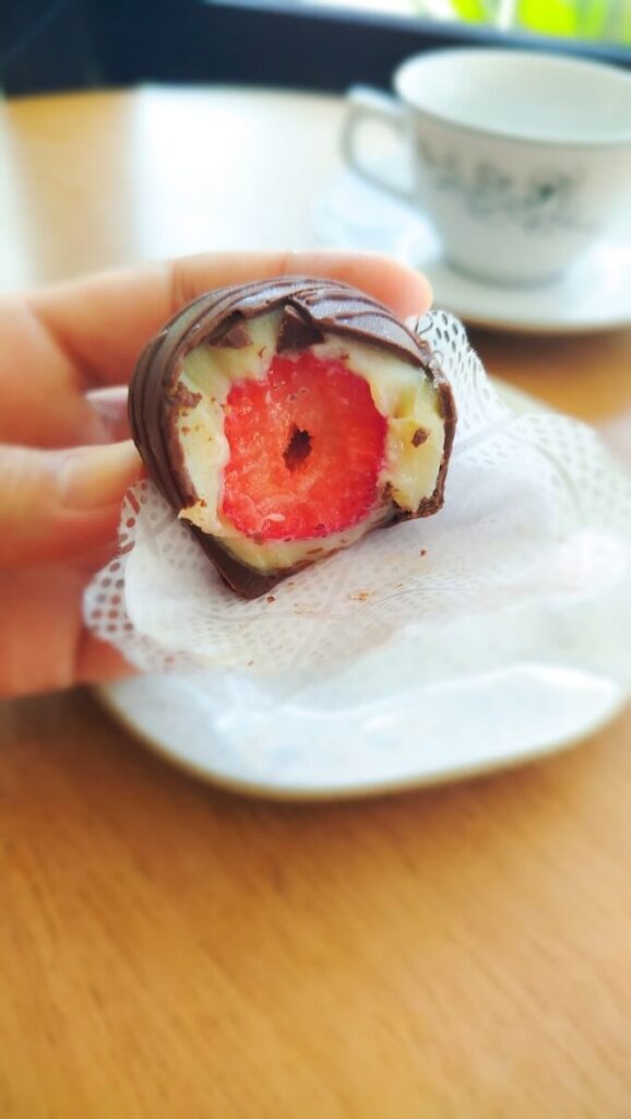 trufa de morango com chocolate em loja de doceria