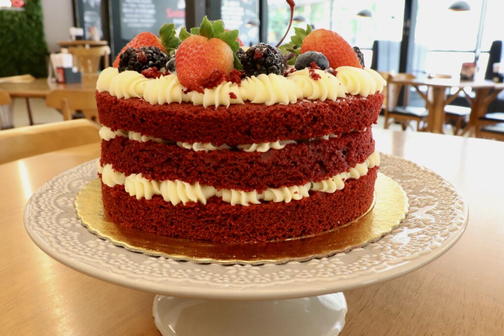 Bolo de festa artesanal em Curitiba, ideal para comemorações especiais, aniversários e eventos, feito por padaria especializada.